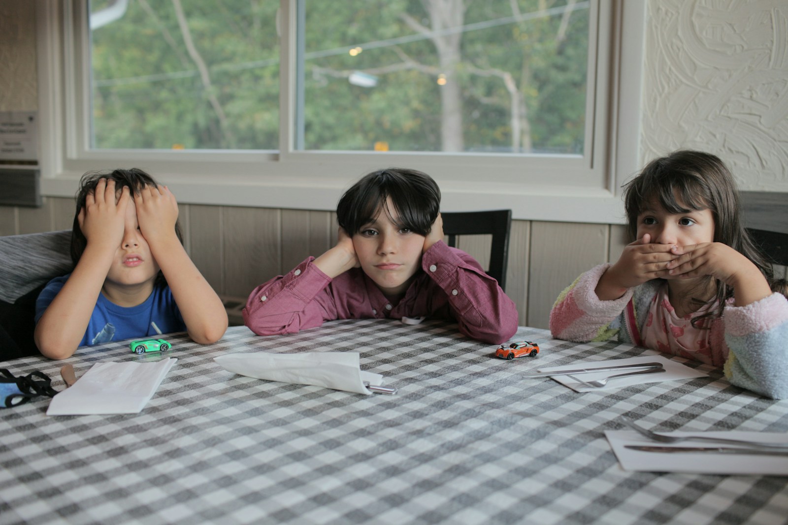 kinderen die aan tafel zitten